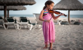 Обои Девочка играет на скрипке